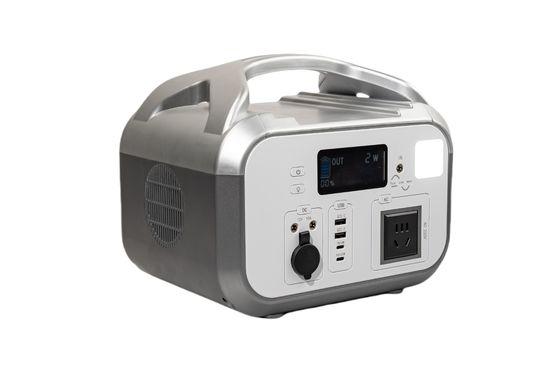 UL / CE Disetujui 576Wh AC Output Power Fast Charge Dalam 3 Jam Portable Solar Power Station Dengan Lampu LED Untuk RV